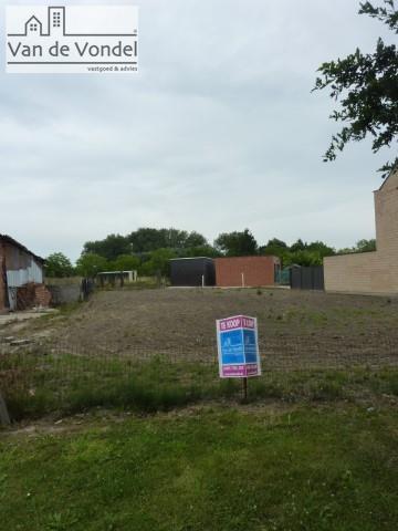 Bouwgrond van 3a50 voor 
halfopen bebouwing
in rustige straat te Hofstade.