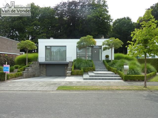 Villa/Bungalow, residentieel
gelegen aan 'De Gerstjens' Aalst
met twee slaapkamers, grote 
tuin en zeer ruime garage (3).
