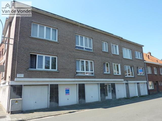 Appartement op 1ste verdiep met 2 slaapkamers.
Rustig gelegen!
Mogelijkheid tot aankoop garagebox.
