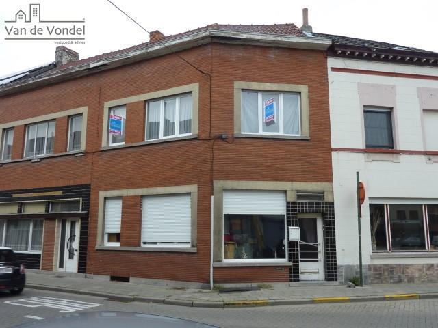 Te renoveren stadswoning
met drie slaapkamers
en in te richten zolder
in centrum Aalst (Houtmarkt).