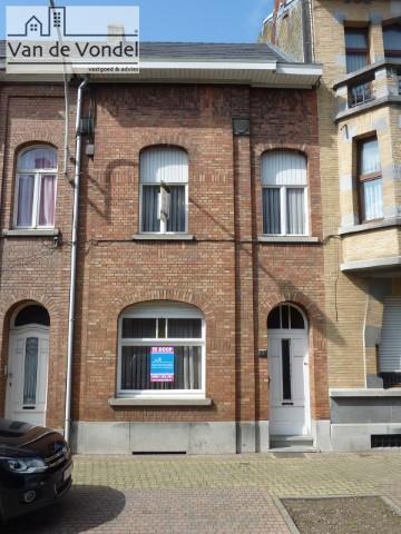 Aangename stadswoning
met twee (mogelijkheid tot vier)
slaapkamers, garage en tuin.