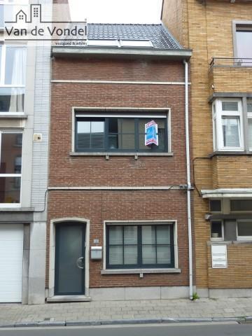 stadswoning met 3 (4) slaapkamers
en terras in centrum Aalst en 
toch rustig gelegen! Klein beschrijf mogelijk!
