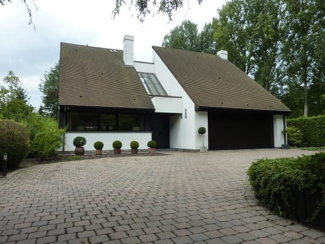 Uitzonderlijke villa op 17a,
residentieel gelegen in een
doodlopende straat vlakbij 
centrum Dendermonde.