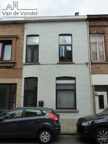 Stadswoning met drie 
slaapkamers en terras, nabij 
centrum en station Aalst.