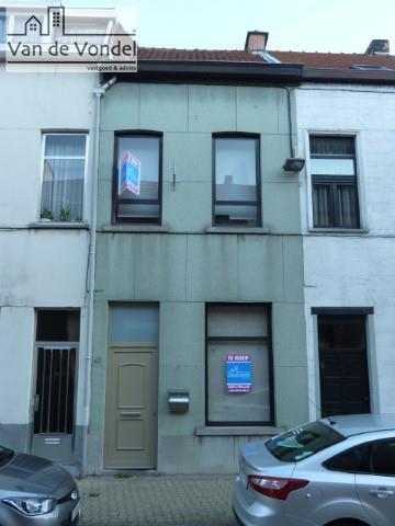 Zeer centraal gelegen
rijwoning - gedeeltelijk
vernieuwd - met twee
slaapkamers en in te
richten zolder.