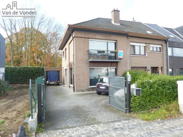 Instapklare half open bebouwing op 3a65ca!
Volledig instapklaar! Strategische ligging! 