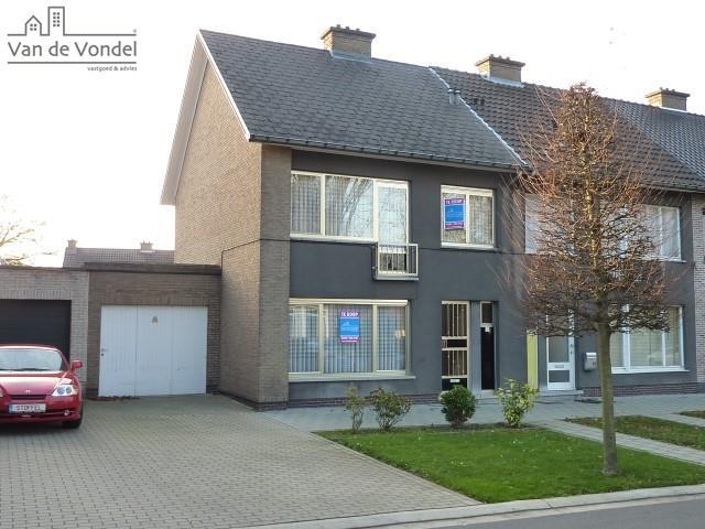 KLEIN BESCHRIJF MOGELIJK!
Ruime woning met 4 slaapkamers 
met garge en tuin in een rustige buurt.
Strategische ligging!