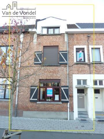 KLEIN BESCHRIJF mogelijk!
Ruime stadswoning met 4 slpkrs
en tuin! Strategische ligging!