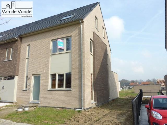 Ruime nieuwbouw HOB + garage 
4 slpk's -  2 bdk's 