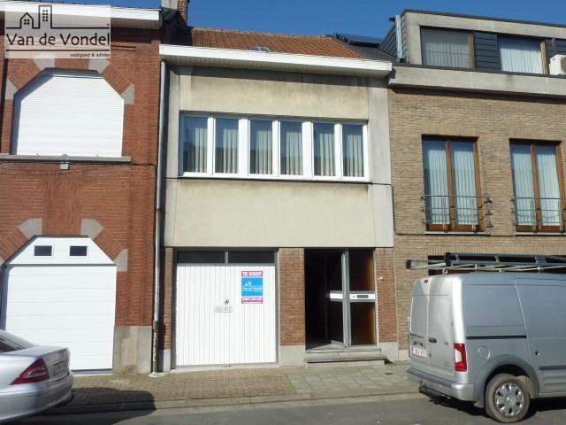 KLEIN BESCHRIJF MOGELIJK!
woning met 3 slaapkamers + tuin.
Zeer goede ligging!