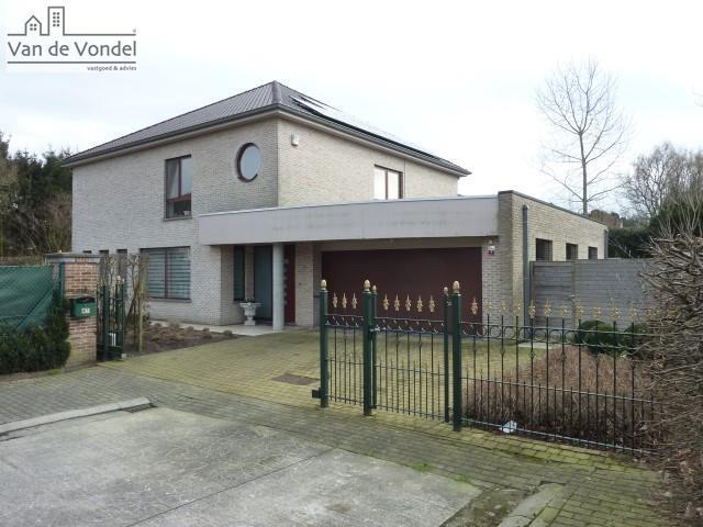 Prachtige, recente villa te Lokeren.