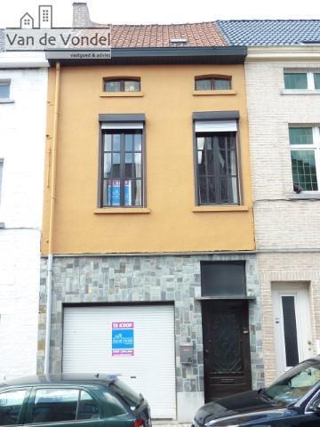 Klein beschrijf mogelijk! 
Centraal gelegen stadswoning met ruime tuin te Aalst. 