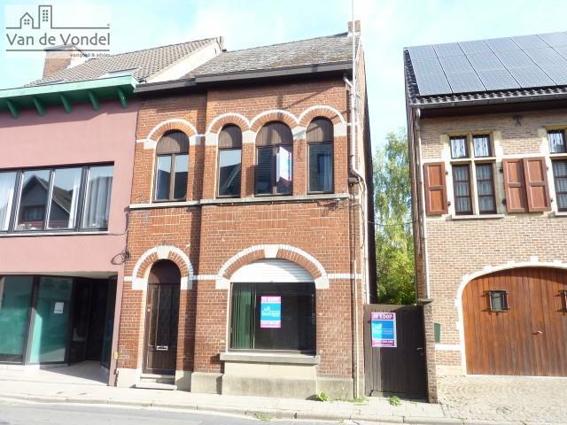 Klein beschrijf!
Centraal gelegen woning met ruime tuin te Erembodegem