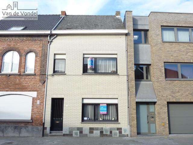 Klein beschrijf mogelijk! 
Te renoveren woning met tuin te Erembodegem.
