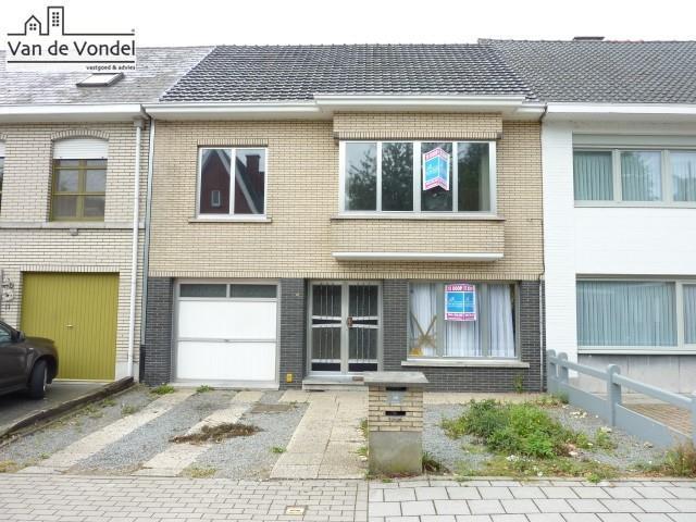 Rustig & centraal gelegen woning met tuin te Erembodegem.
Onderverdeeld in 2 appartementen, ideale kangoeroewoning! 