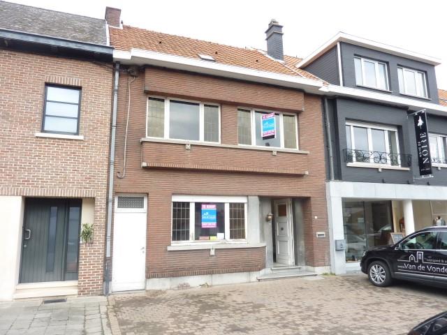 Klein beschrijf mogelijk! 
Ruime stadswoning met centrale ligging en tuin te Erembodegem