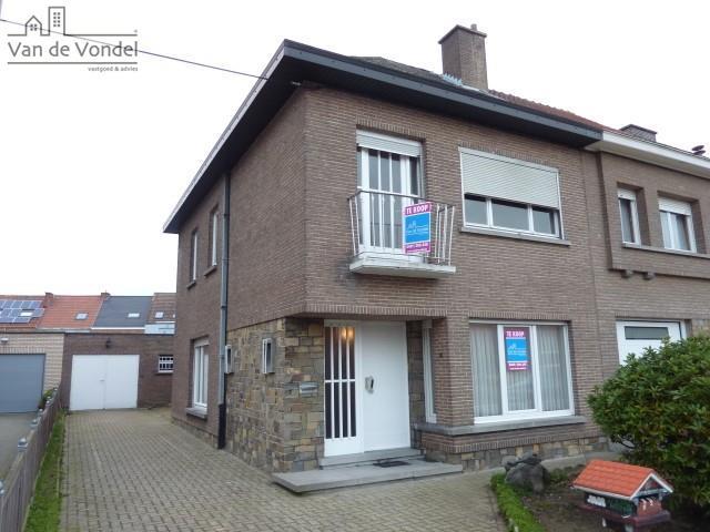 Klein beschrijf mogelijk! Op te frissen HOB met garage 
en stadstuintje te Aalst.