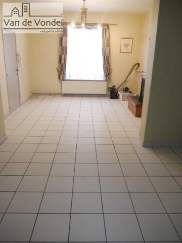 Ruime woning (2 appartementen)
te Denderleeuw, nabij station.