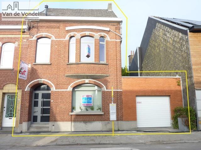 Gerenoveerde woning met tuin én garage 
te Erembodegem. Strategische ligging!