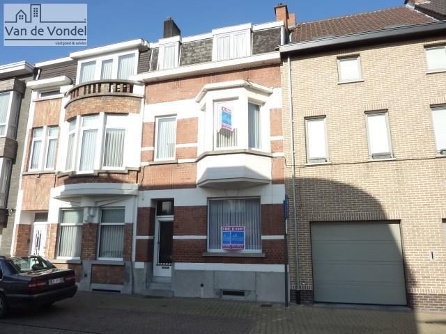 Klein beschrijf mogelijk! 
Burgerwoning met zuidgerichte stadstuin te Aalst.