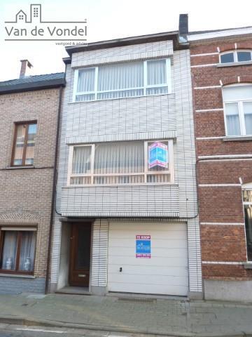 Ruime, op te frissen woning in stadscentrum te Aalst.