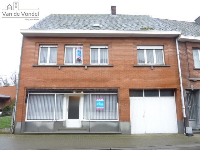 Ruime, te renoveren woning met tuin te Nieuwerkerken.
40m² kantoor/bureauruimte.