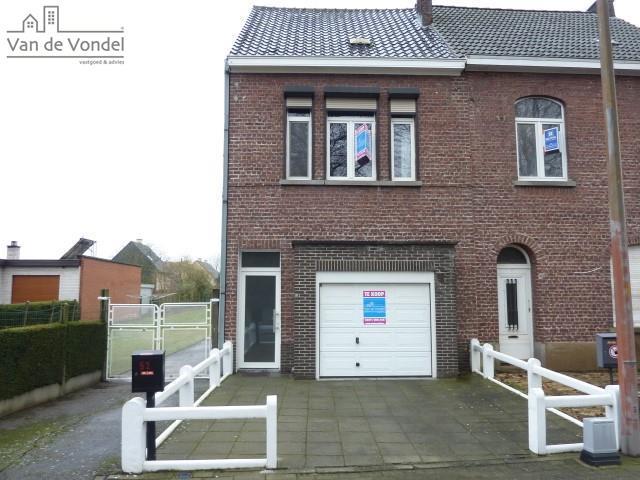 Klein beschrijf mogelijk! 
Rustig gelegen woning met garage te Aalst.