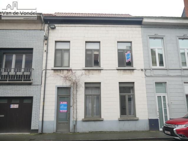 Klein beschrijf mogelijk! 
Ruime woning met tuin in het centrum te Aalst.