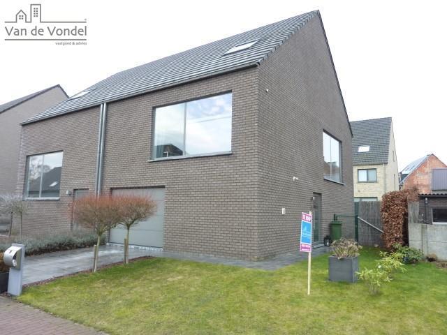 Recente HOB in doorlopende straat te Burst!
100% instapklaar!