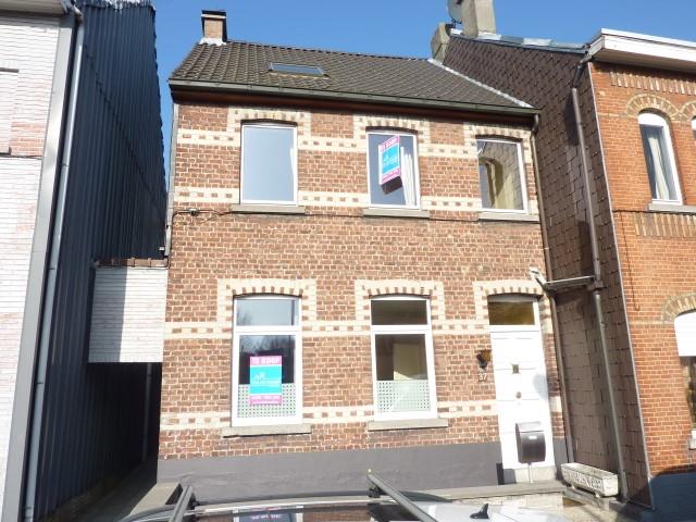 Klein beschrijf mogelijk! 
Ruime en centraal gelegen woning met tuin te Erembodegem.