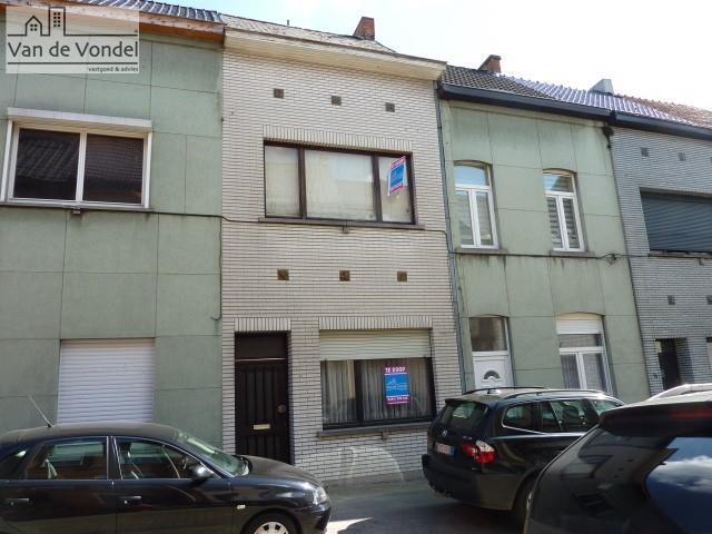 Klein beschrijf mogelijk! 
Op te frissen woning met tuin te Aalst.