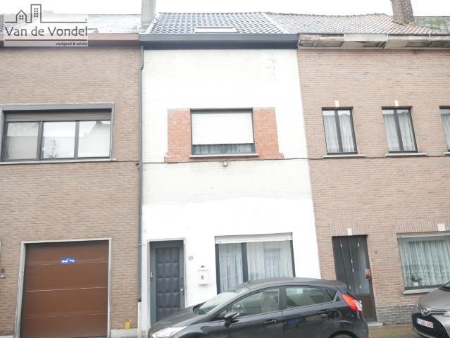 Klein beschrijf mogelijk! 
Centraal gelegen stadswoning met terras te Aalst.