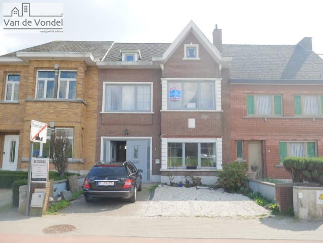 Ruime woning met garage en hangar (100m²)
te Erembodegem.