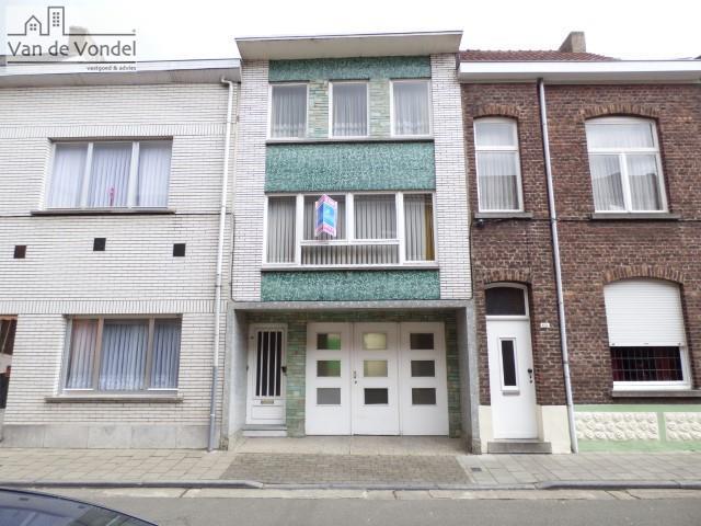 Te renoveren woning met 8 garages te Aalst !
