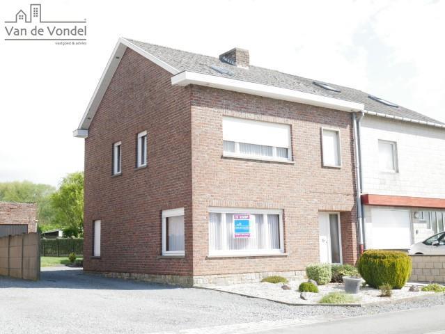 Klein beschrijf mogelijk! 
Rustig gelegen HOB met tuin en garage te Meldert.