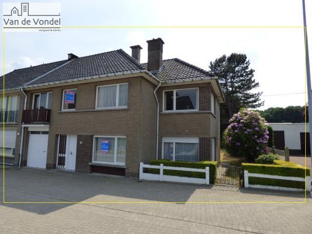 Zeer ruime, rustig gelegen woning te Erembodegem 
met landelijk uitzicht in doodlopende straat !