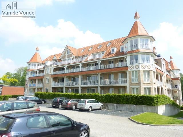 Recent, ruim (115m²) appartement met 2 slaapkamers 
en 2 badkamers in Erembodegem dorp.