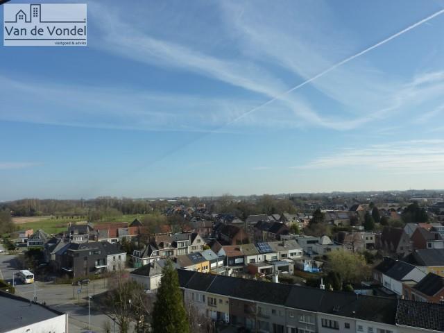 totaal gerenoveerd 2 slp appartement.
inclusief staanplaats (binnen). Net gerenoveerd!