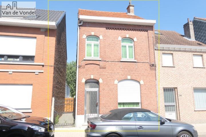 KLEIN BESCHRIJF MOGELIJK!
Woning (met zij-ingang) met tuin te centrum Liedekerke.