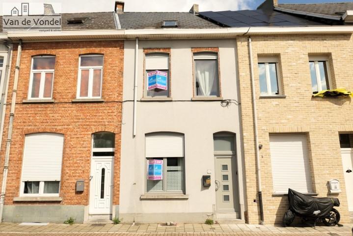 Klein beschrijf mogelijk!!
Woning met 4 slaapkamers te Aalst.