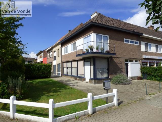 Ruime woning (met kantoor/winkelruimte)
en 4 slaapkamers en parkeermogelijkheid!