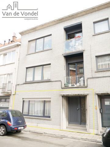 Gelijkvloers appartement met garage te Aalst.