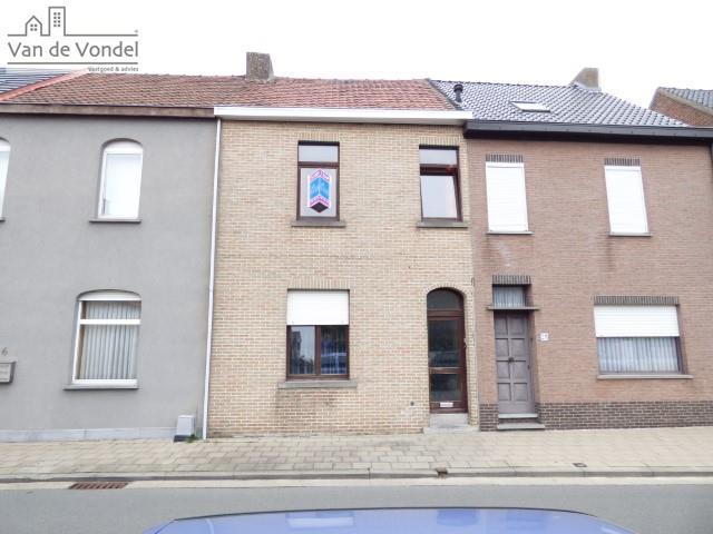 Klein beschrijf mogelijk! 
Rustig gelegen rijwoning te Erembodegem.