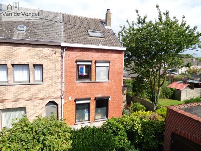 Klein beschrijf mogelijk!
HOB met tuin en garage te Erembodegem.
+ 3 staanplaatsen