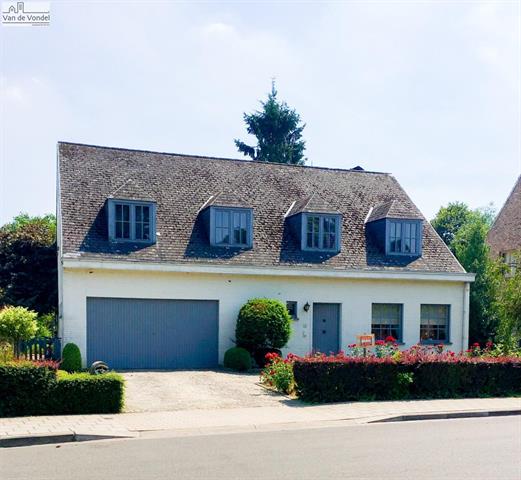 Villa met dubbele garage en tuin te Aalst.
Toplocatie! Rustig en centraal!