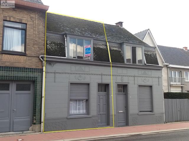 Centraal gelegen woning met koer te Erembodegem.
2 slaapkamers.