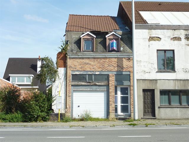 Klein beschrijf mogelijk! 
Te renoveren woning op Brusselbaan te Erembodegem.
