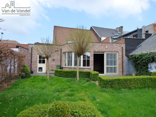 Ruime woning met aangelegde tuin
te Erembodegem!