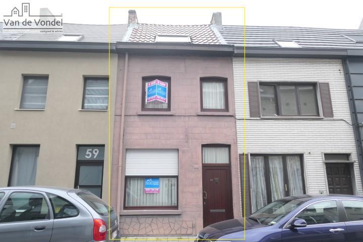 Klein beschrijf mogelijk!! 
Zeer centraal gelegen woning met stadstuin te Aalst!