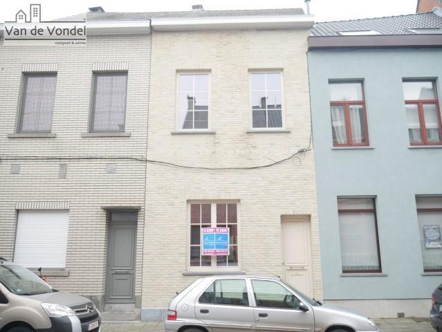 Klein beschrijf mogelijk! 
Centraal gelegen stadswoning met tuin te Aalst.